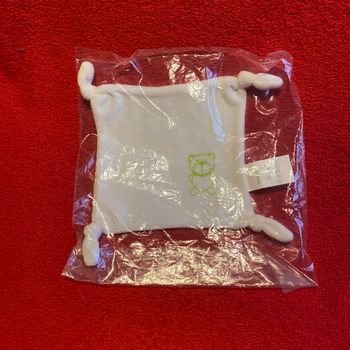 Doudou plat  carré  4 nouettes ours vert neuf