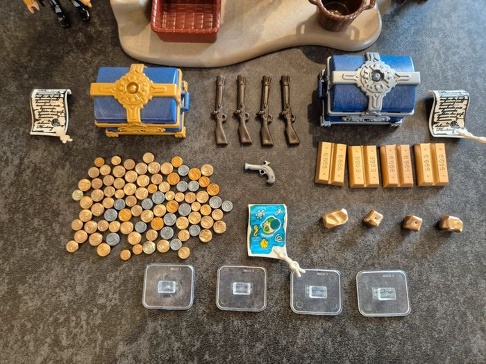 Playmobil Décor avec 3 personnages dont 1 soldat anglais et 2 pirates et accessoires armes or - photo numéro 5