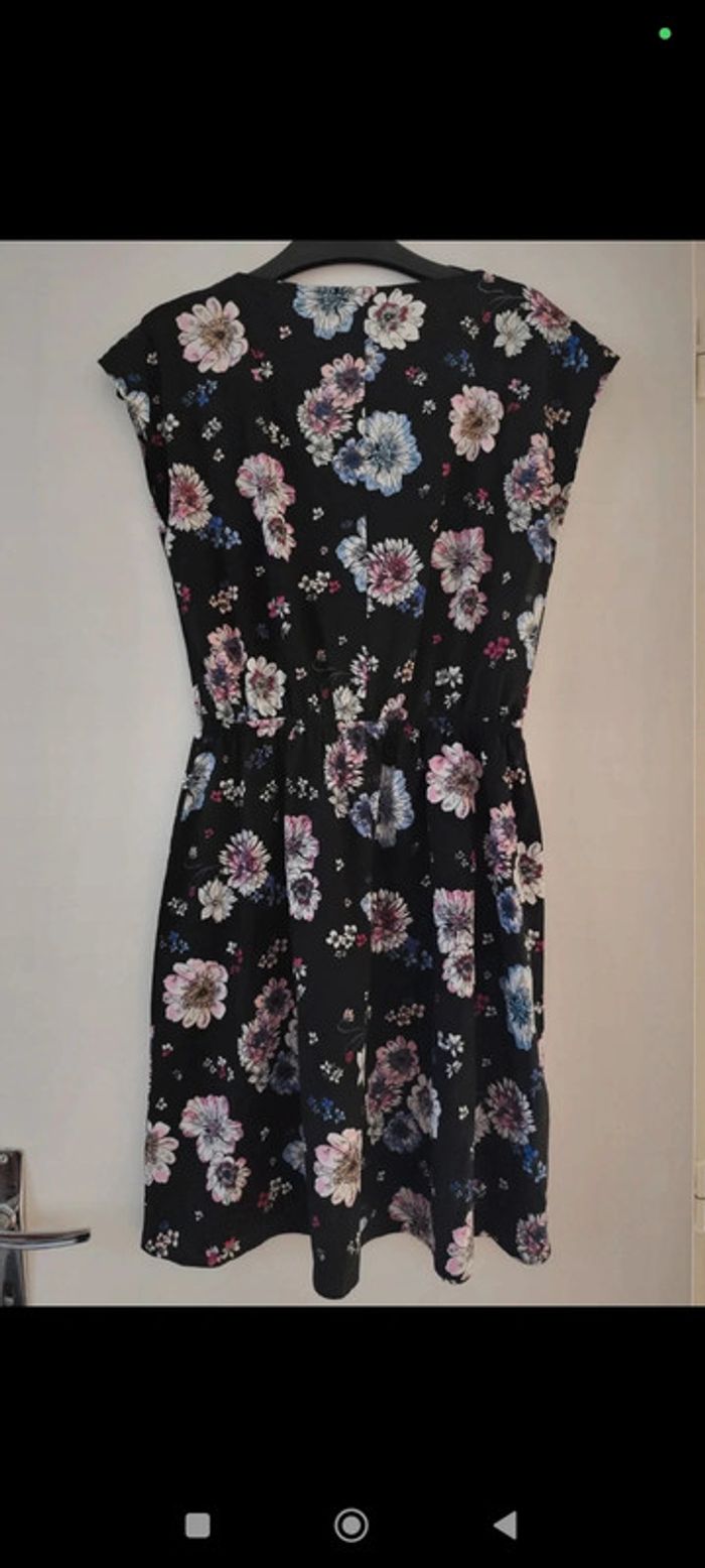Robe d'été noire fleurie ceintrée taille 34 C&A - photo numéro 2