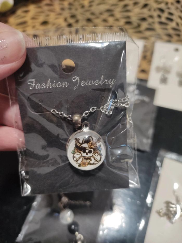 Lot de 6 bijoux neufs thème tête de mort, croix, araignée et dragon - photo numéro 4