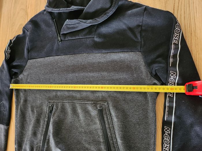 Pull très bon état taille L noir et gris C&A avec col et poche sur le devant - photo numéro 6