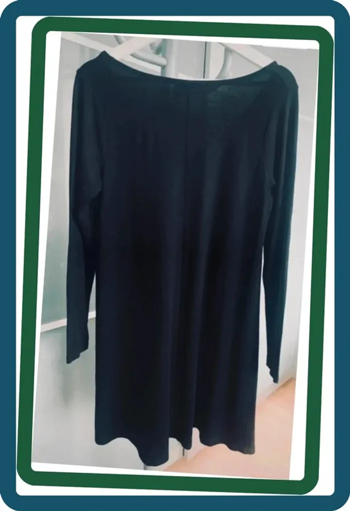 Robe noire avec décolleté plongeant TRÈS fluide Pull&Bear T/L - photo numéro 2