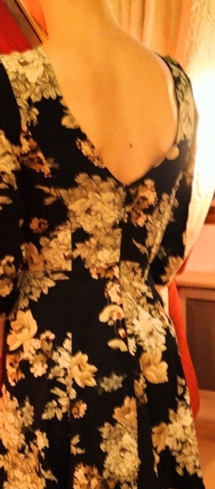 Robe originale avec décolleté dos - motif fleurs - photo numéro 4