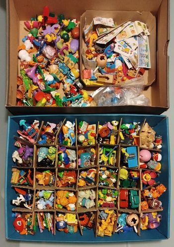 Gros lot de + 300 figurines et accessoires KINDER (années 90)