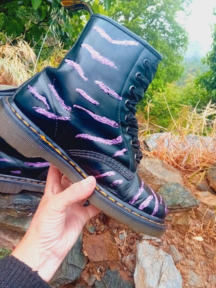 Dr. Martens noir custom zébra 🦓 paillettes violettes 39 - photo numéro 8