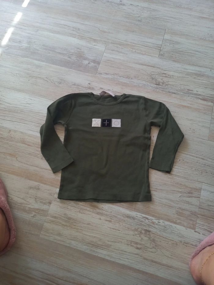 Tee-shirt manches longues kaki.