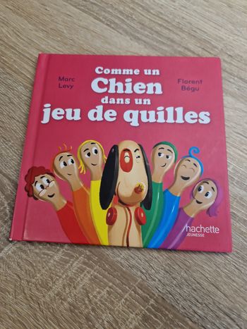 Livre comme un chien dans un jeu de quilles