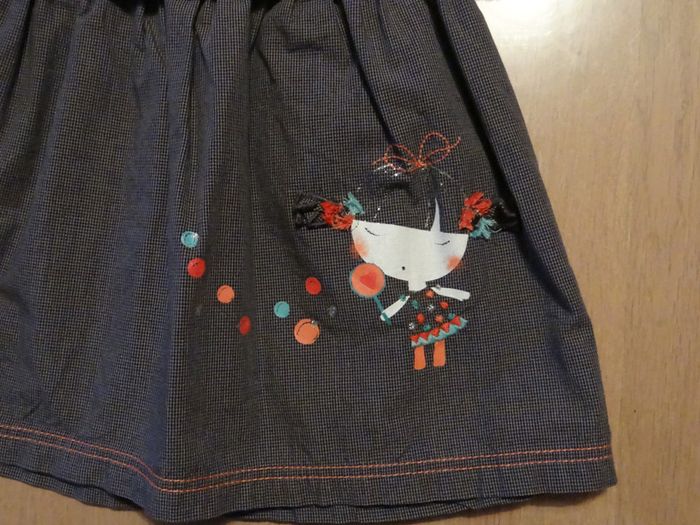 Robe pour bébé fille marque Orchestra, taille 18 mois. Grise et lainage sur le bustier. - photo numéro 2