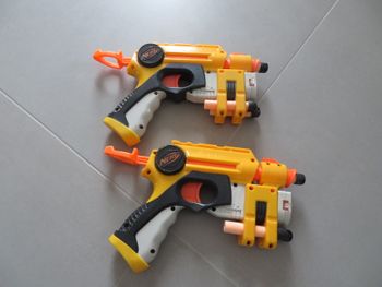 2 pistolets Nerf