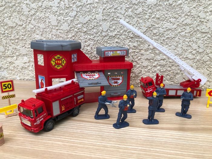 Caserne de pompier, camion, pompiers et accessoires - photo numéro 2
