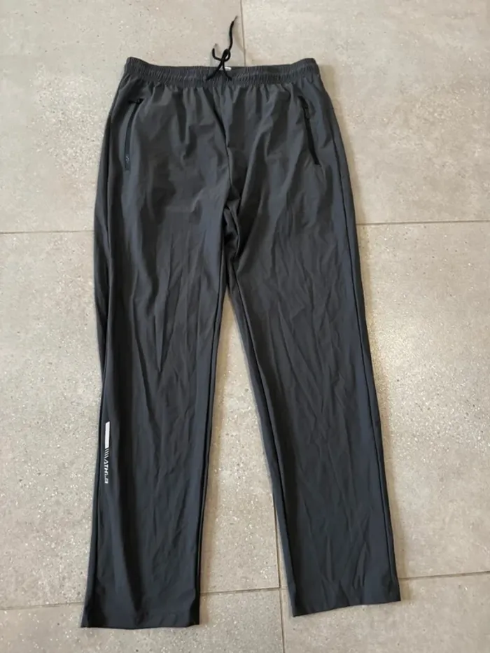 Jogging gris taille M, neuf sans étiquette,