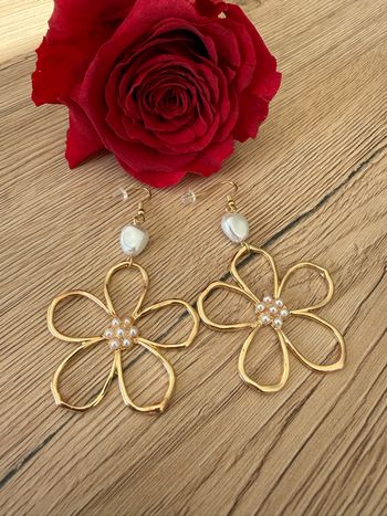 Boucles d’oreilles dorées  avec fleurs et perles