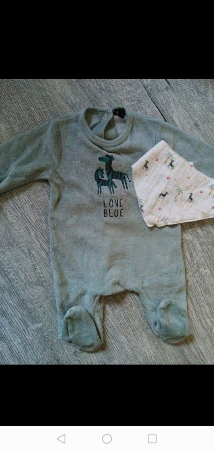 Lots de 5 pyjamas et bavoirs assortis