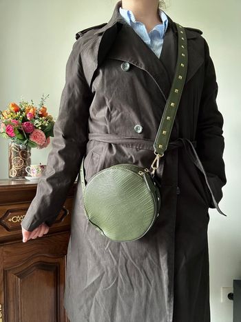 👜 Sac rond kaki / olive - effet croco 🐊 & clous dorés