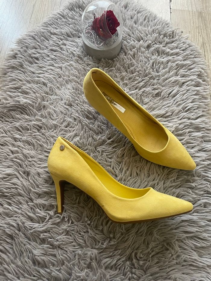 Escarpins en daims jaune clair XTI