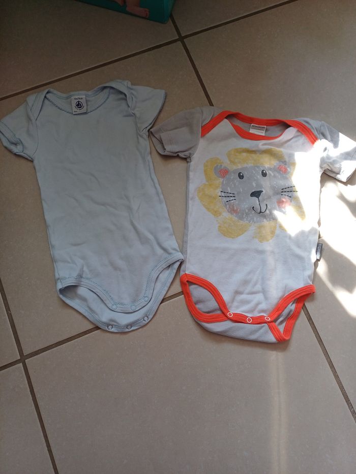 Bodies Petit bateau et Absorba 12 mois