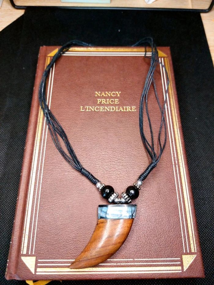 Magnifique collier en cordelette noire, pendentif griffe style bois
