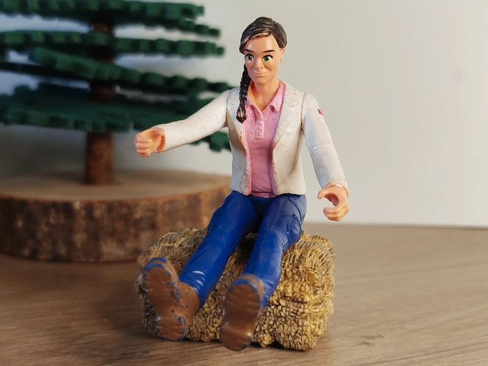 Figurine personnage femme brune Schleich - photo numéro 3