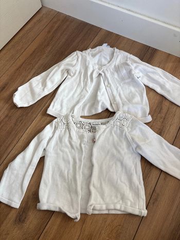 Lot 2 gilets blancs 18 mois