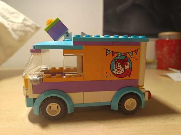 Set Lego Friends "La livraison de cadeaux" (complet !) 🌺🚒🎁 - photo numéro 1