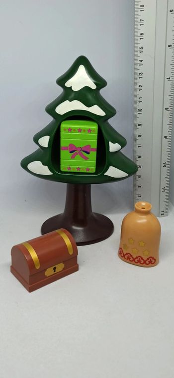 Sapin enneigé avec cadeau coffre et sac playmobil 123
