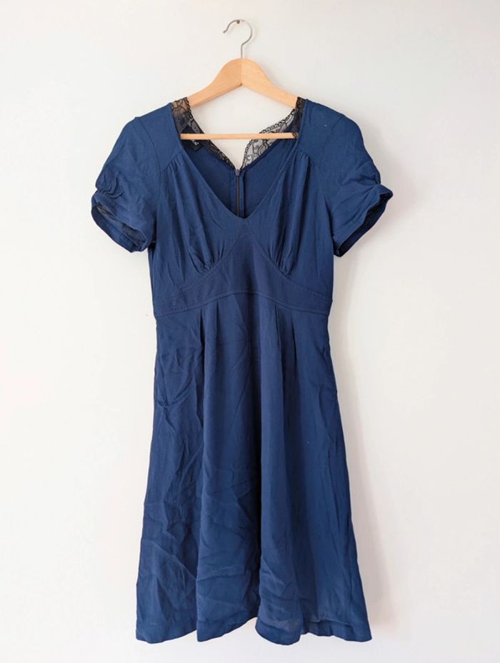 Robe mi-longue patineuse bleu, marine décolleté dentelle moderne et chic Kookaï taille 36 - photo numéro 4
