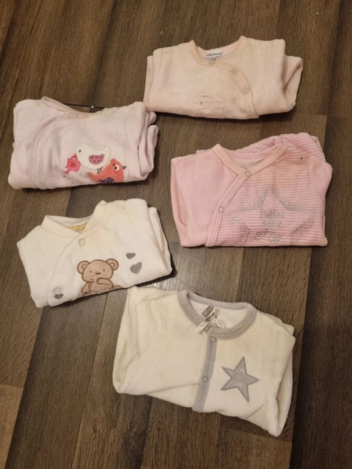 Lot de 12 babygros/grenouillères + 2 bodys + 1 body combi. Fille. Taille 1 mois. Neuf et TBE et BE - photo numéro 3