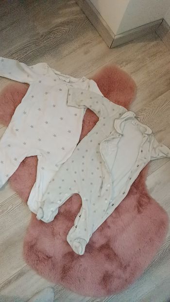 Deux pyjamas et un t shirt