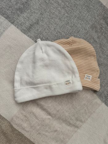 Lot 2 bonnets