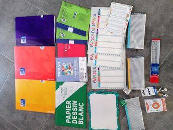 Lot cahier papier dessin emploi du temps trousse écouteur bristo