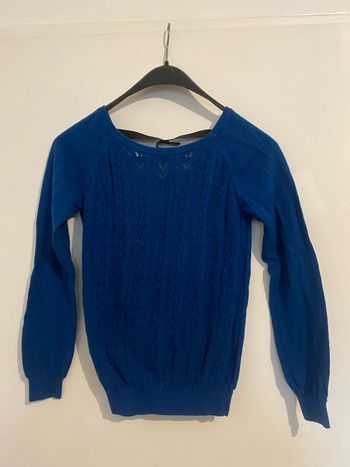 Pull bleu ajouré à manches longues