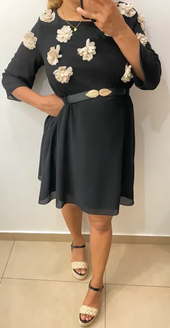 Superbe Robe Noire Chic Avec Fleurs
