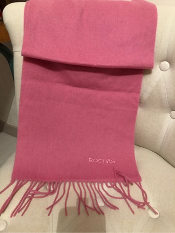 Jolie écharpe neuf de chez Rochas rose