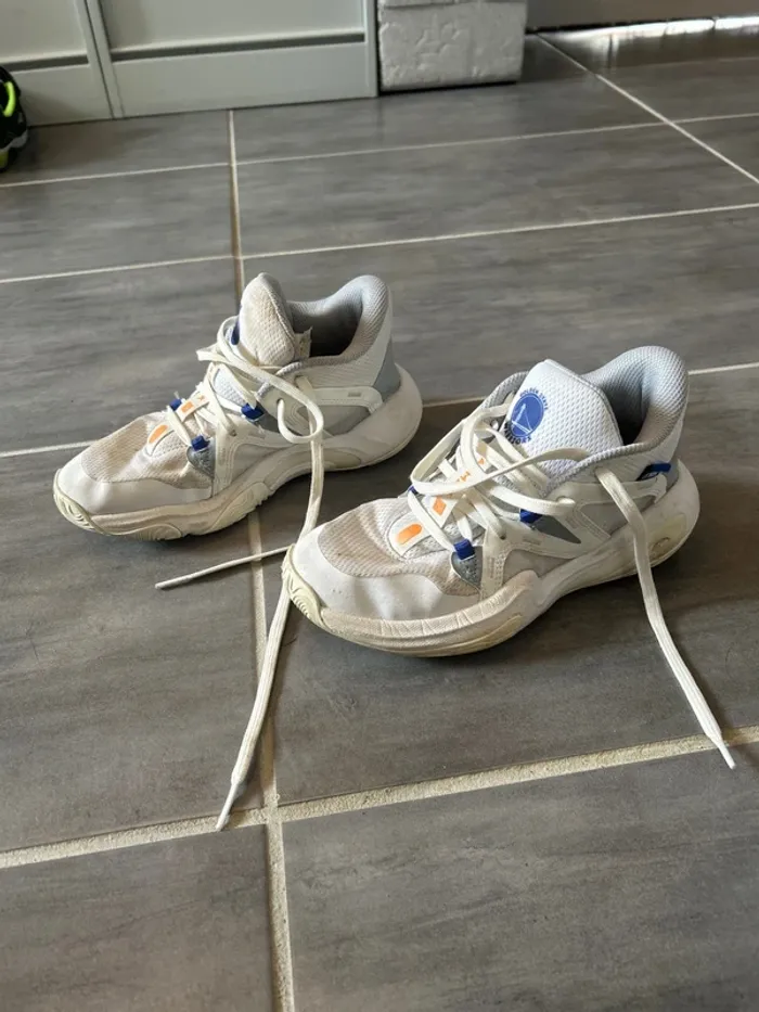 Chaussures de basket blanche et bleue - photo numéro 2