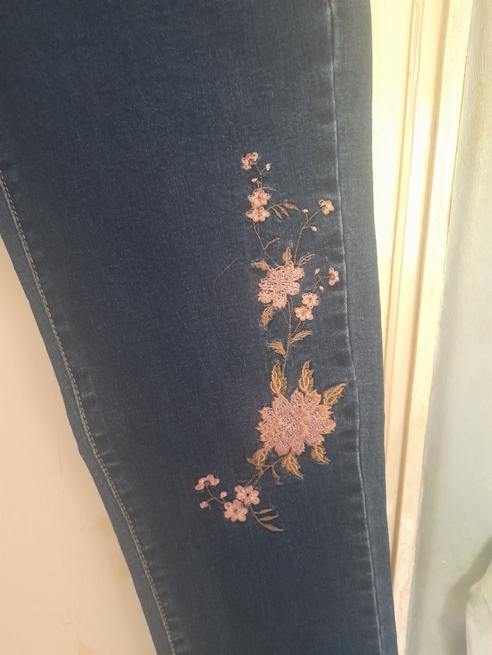 Jeans bleu brodé, marque Vita, taille 44 - photo numéro 3