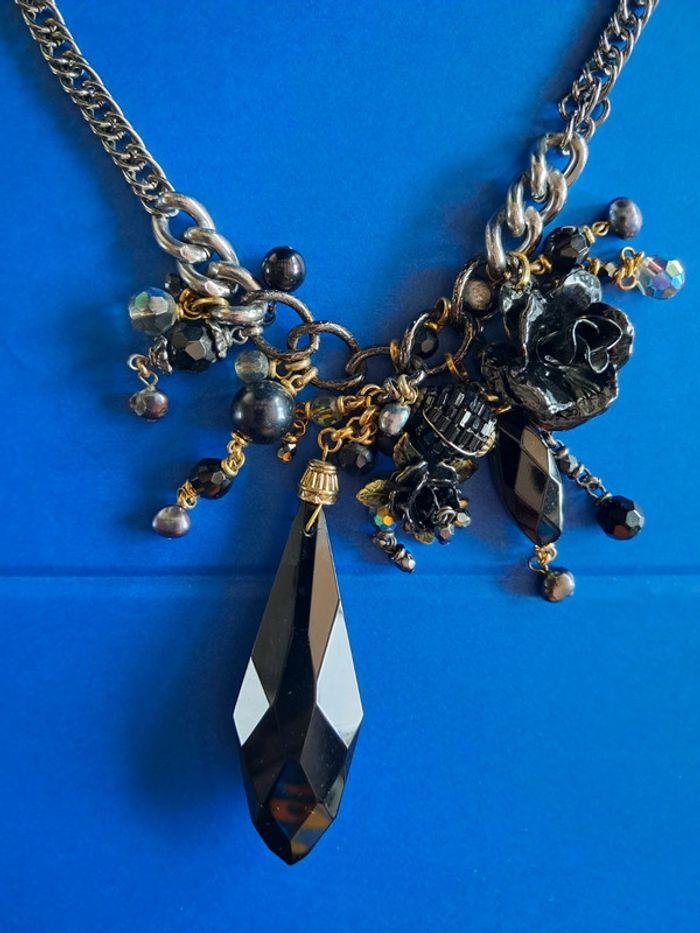 Collier court NEUF avec pendentif et breloques - photo numéro 2