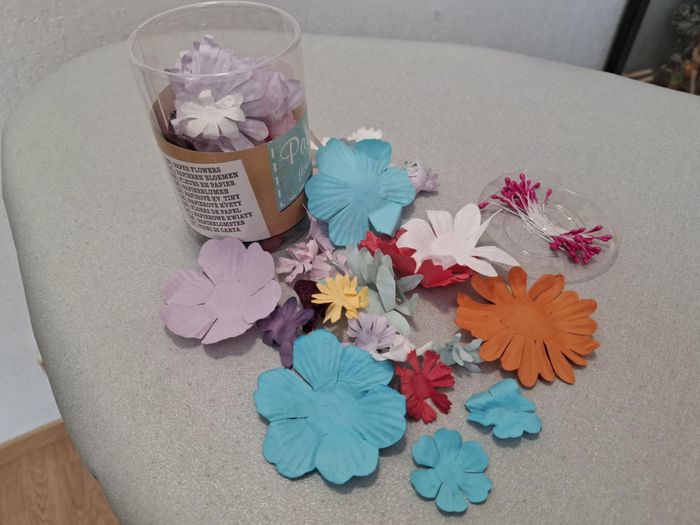 Joli lot de fleurs en papier Craft Sensations + pistils pour scrap ou autres décos neuf - photo numéro 3