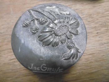  J de  Grave  petite boite en étain art deco