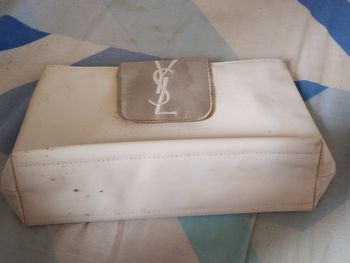 Pochette Yves Saint Laurent.