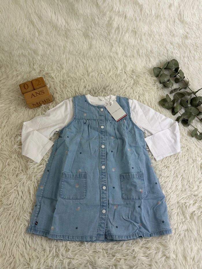 Robe en jean et t-shirt manches longues Tommy Hilfiger taille 2 ans