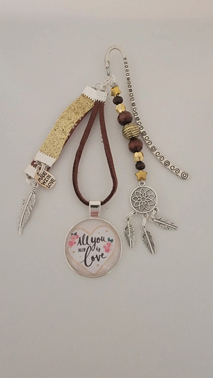 Cadeau amour, bijoux de sac ou marque page " all you need is love"