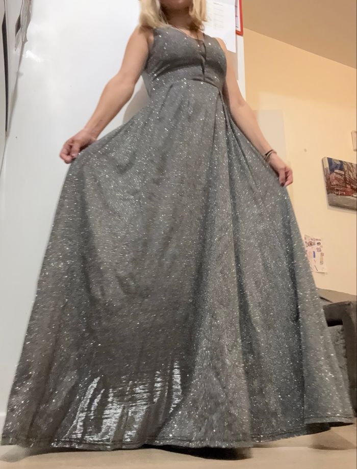 Magnifique robe argentée entièrement pailletée - photo numéro 2