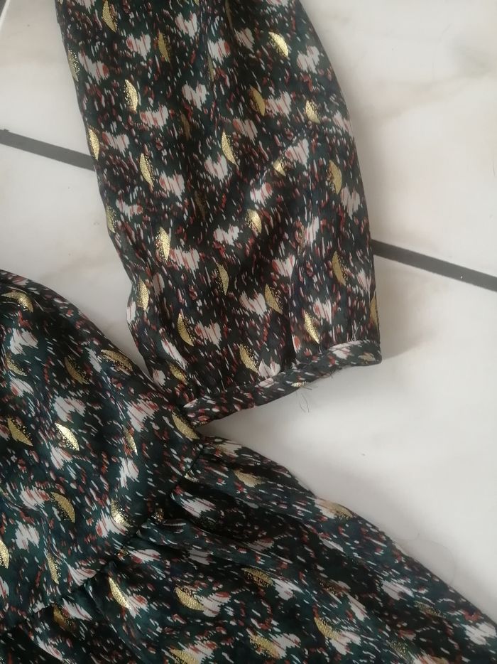 Jolie robe verte à motifs dorés - photo numéro 3