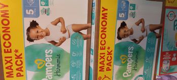Deux cartons couches pampers T5 