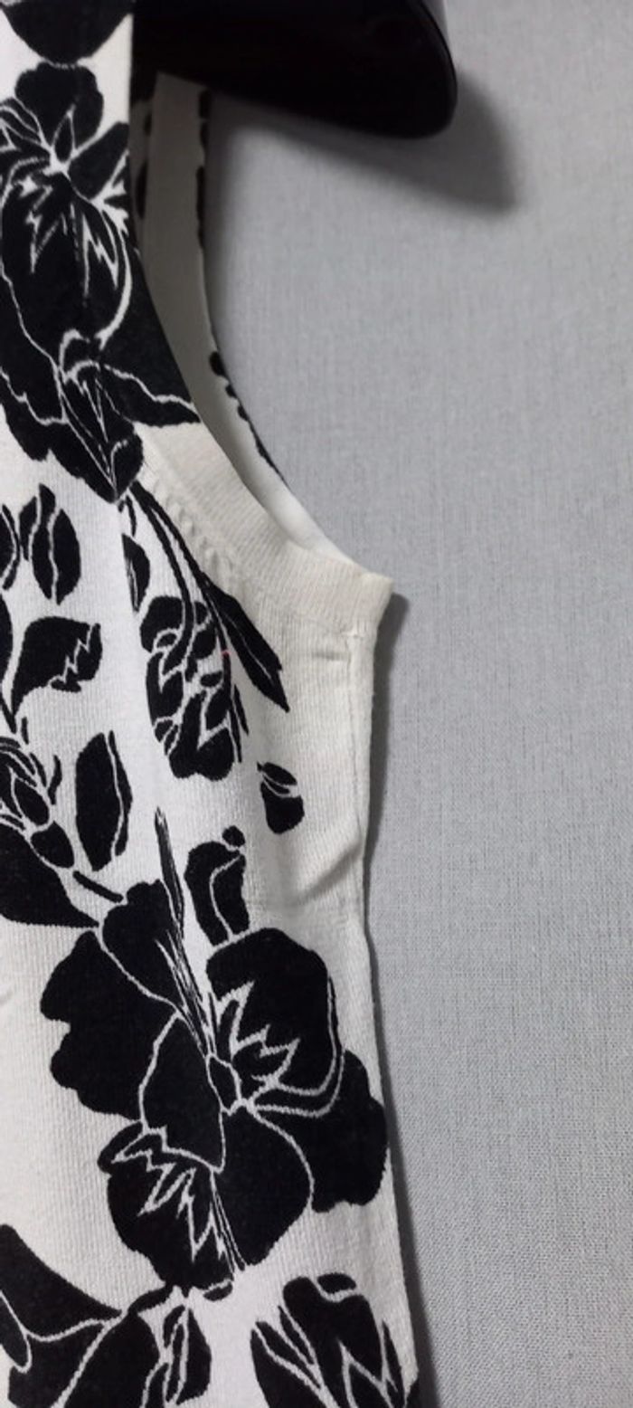 Haut sans manches blanc à fleurs noires 36 - photo numéro 6