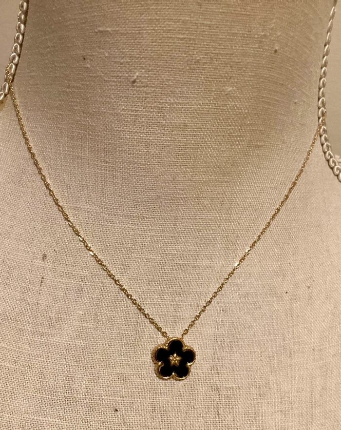 Collier réglable acier inoxydable or trèfle fleur résine noire
