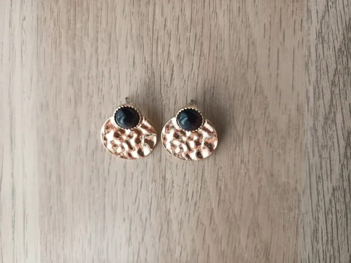Boucles d'oreilles neuves dorées pierre noire taille moyenne