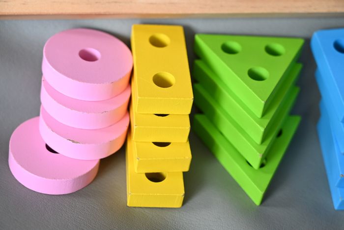 Goki jeu de tri - couleurs et formes géométriques - wooden Montessori style toy - Goki vormenpuzzel - photo numéro 4