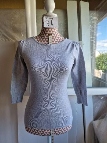 Pull, fin,gris,en coton&polyamide, longueur 55cm,en très très bon état, marque Camaïeu =4€