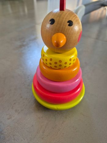 Poule en bois Goula anneaux à empiler